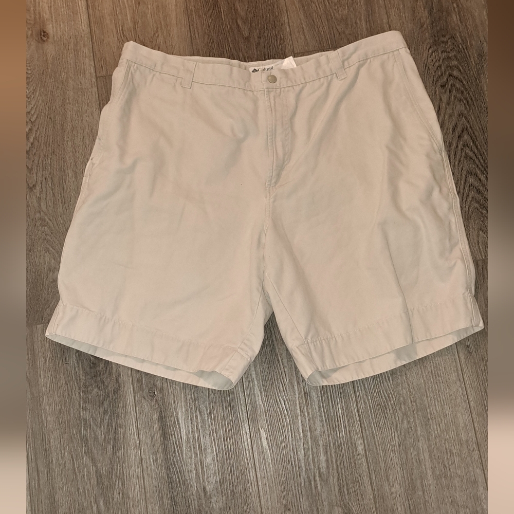Men's Basic Khaki Columbia Shorts, With One Zip Pocket And 4 Regular, Size 42